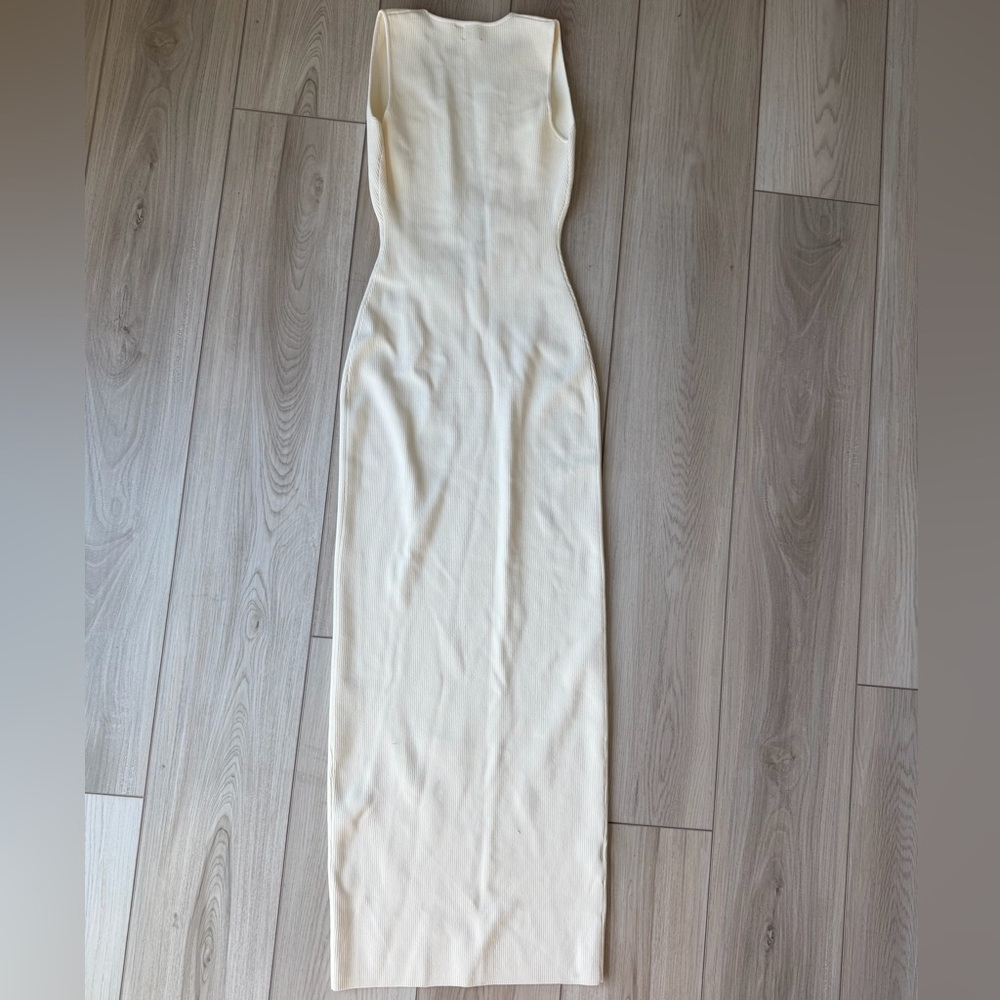 Elegant Cream Sleeveless Dress - Picture 2 of 3